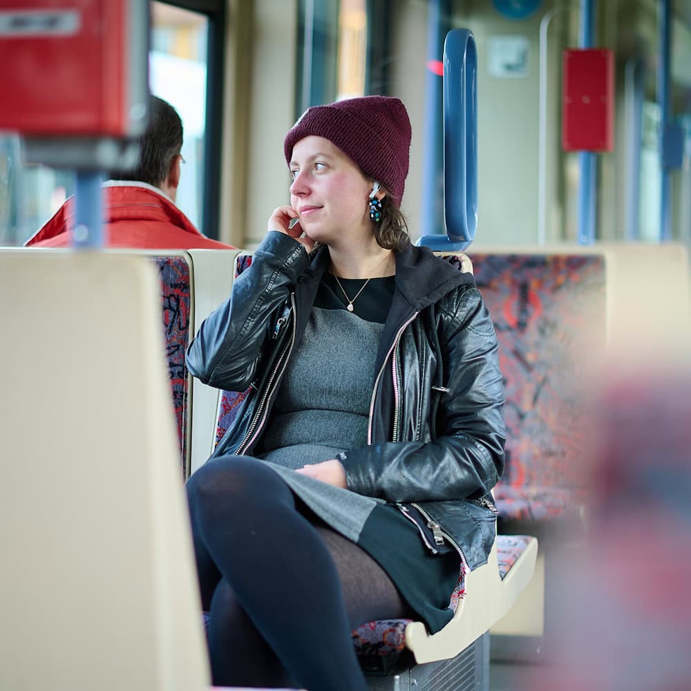 Foto Ansicht von einer Person, die in der Straßenbahn Musik hört