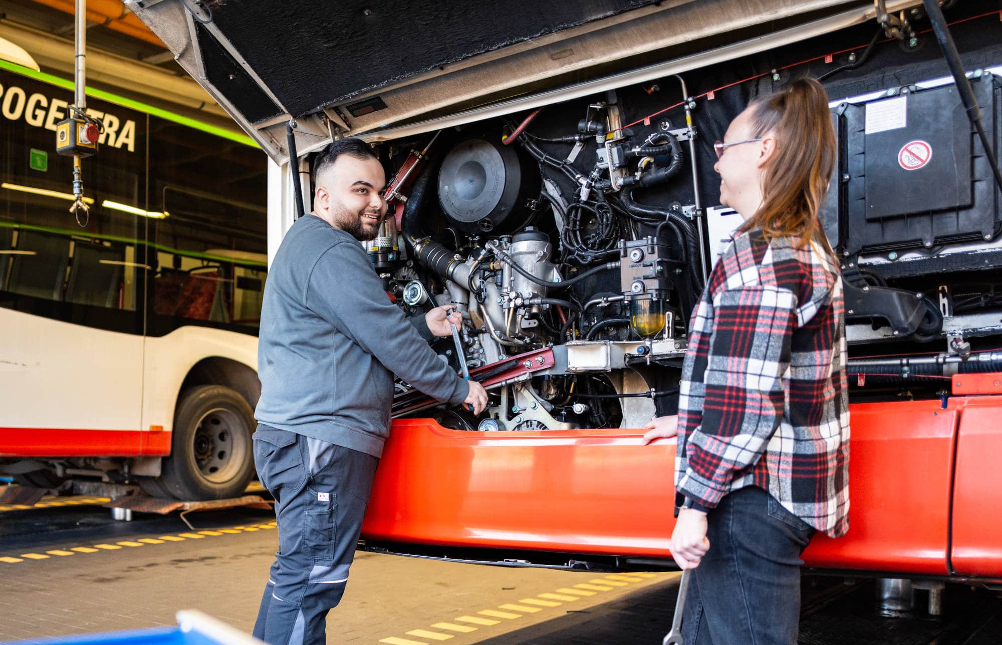 An Busmotor: Koray und Vanessa 2000