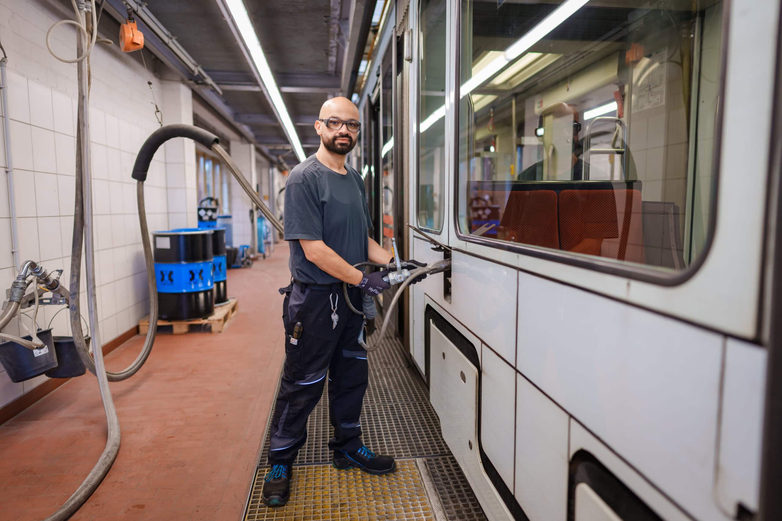 Gökhan bei der Fahrzeugbereitstellung
