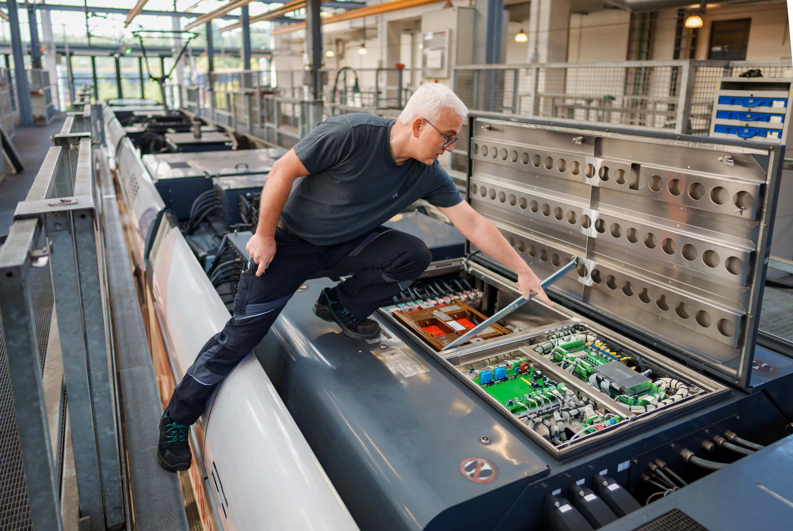 Mucki arbeitet mit Fahrzeugelektronik