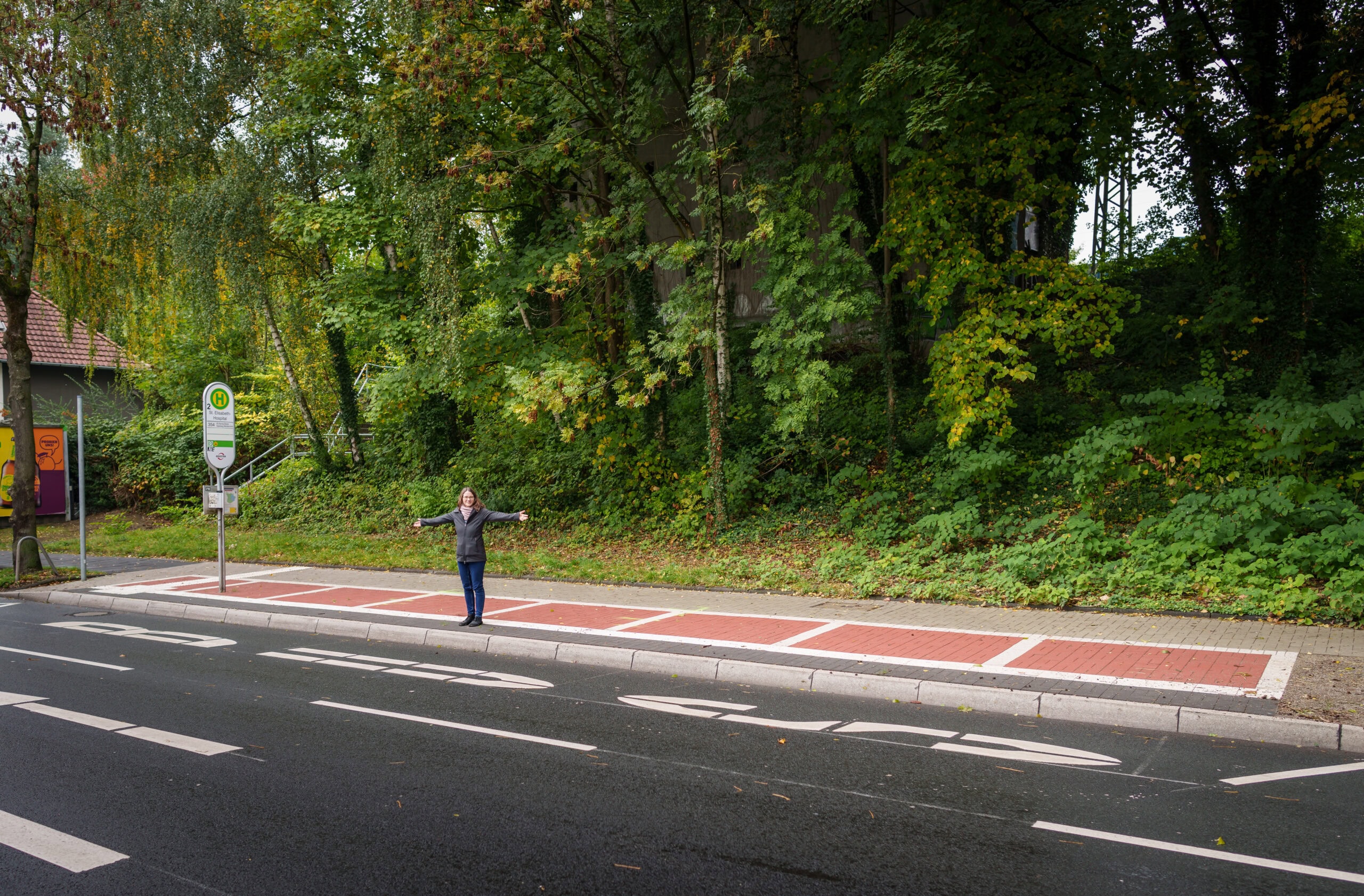 Eine barrierefreie Haltestelle mehr - auch ein Wartehäuschen kommt