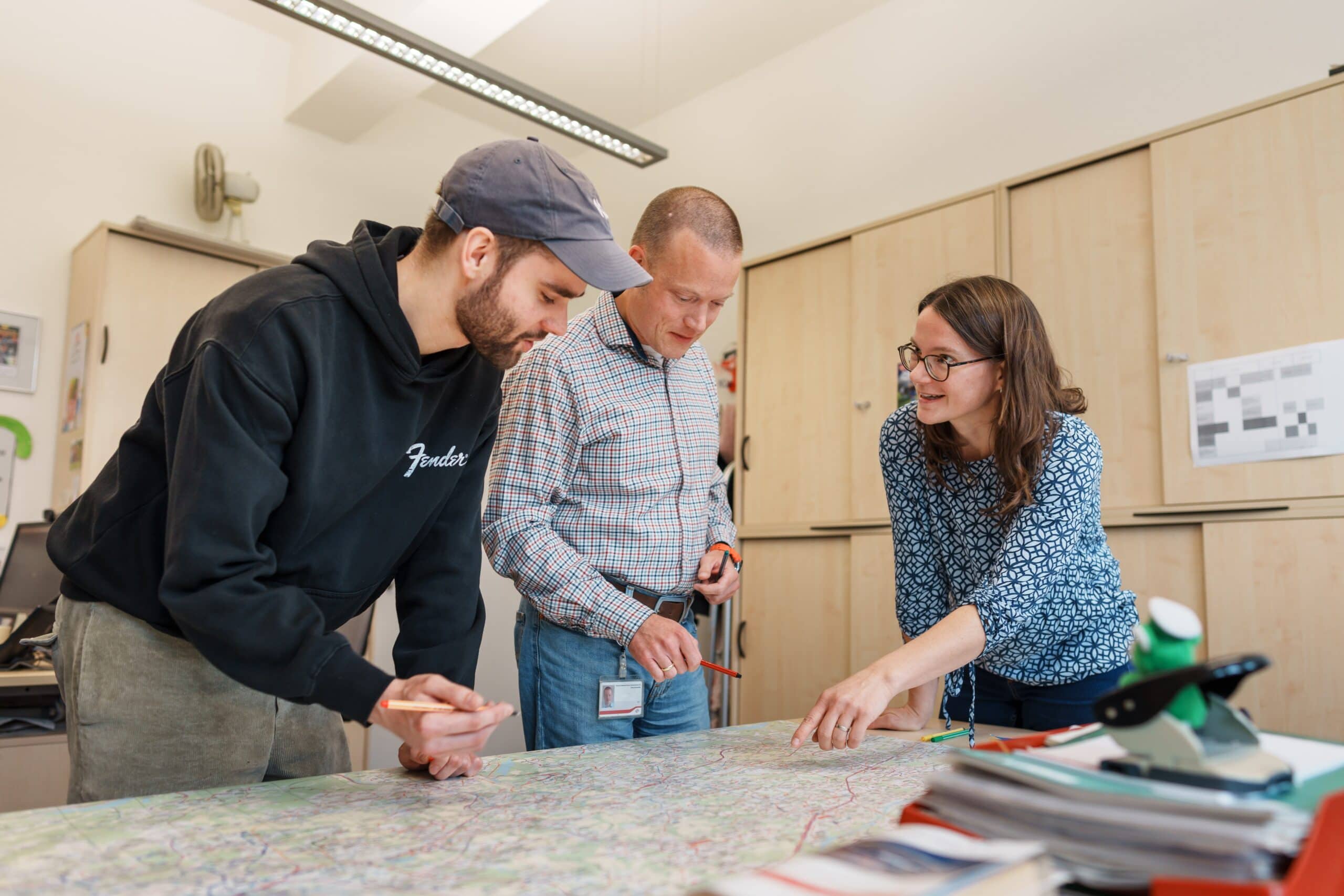 Elke mit ihren Kollegen der Angebotsplanung