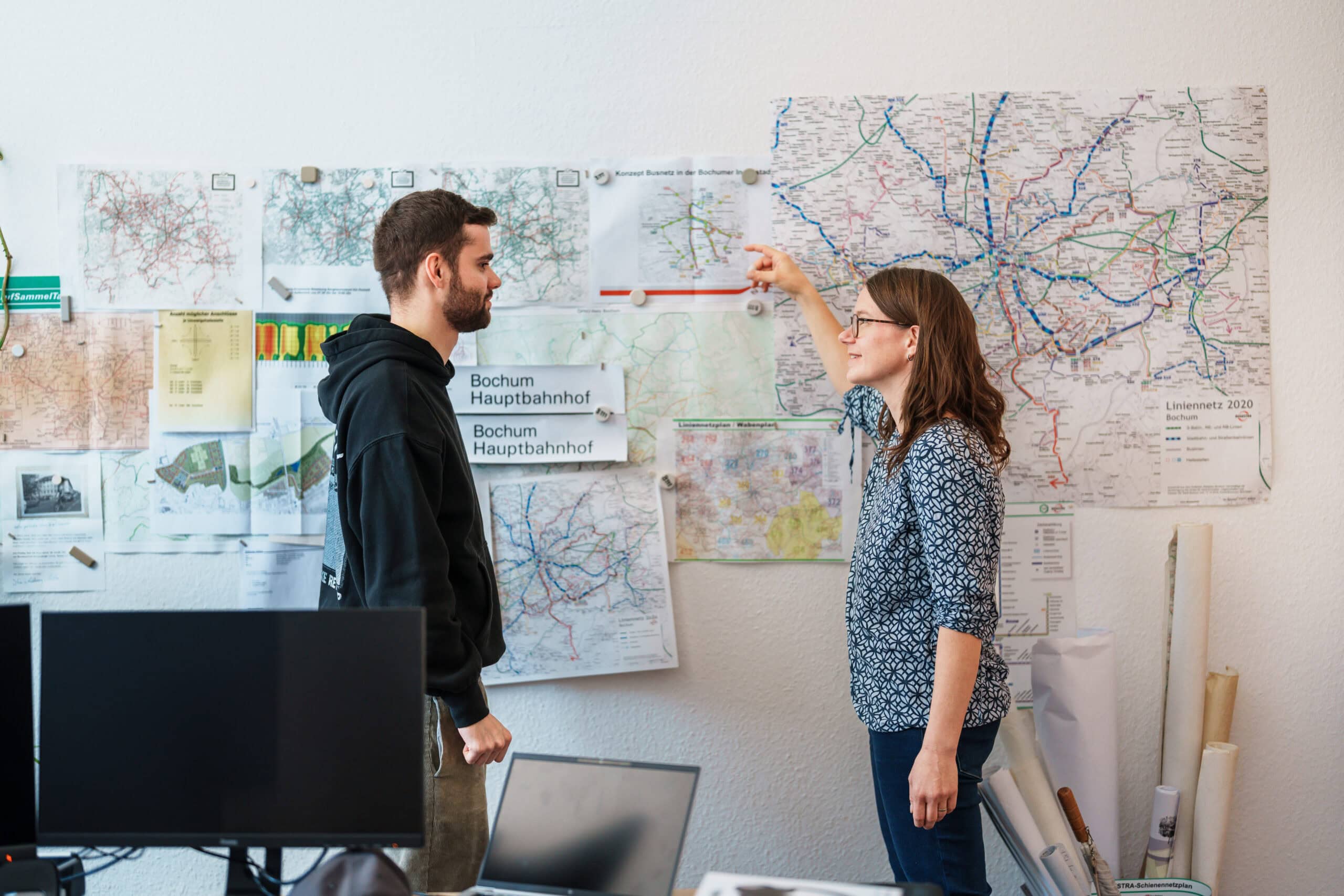 Elke und Noah tauschen sich über unser Netz aus