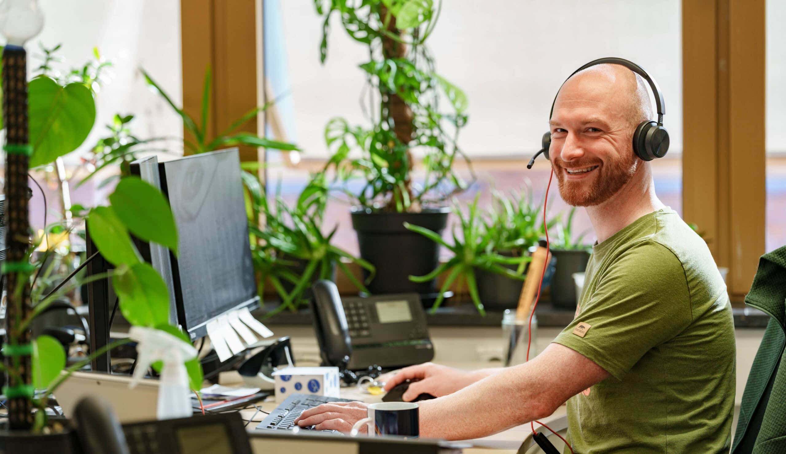 Nils in seinem grünen Büro_edited