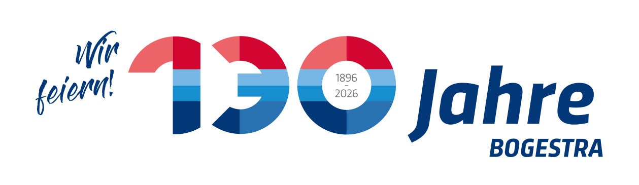 130 Jahre BOGESTRA_Signet_quer_weiss Ein Logo mit dem Schriftzug "Wir feiern 130 Jahre BOGESTRA" in Rot- und Blautönen.