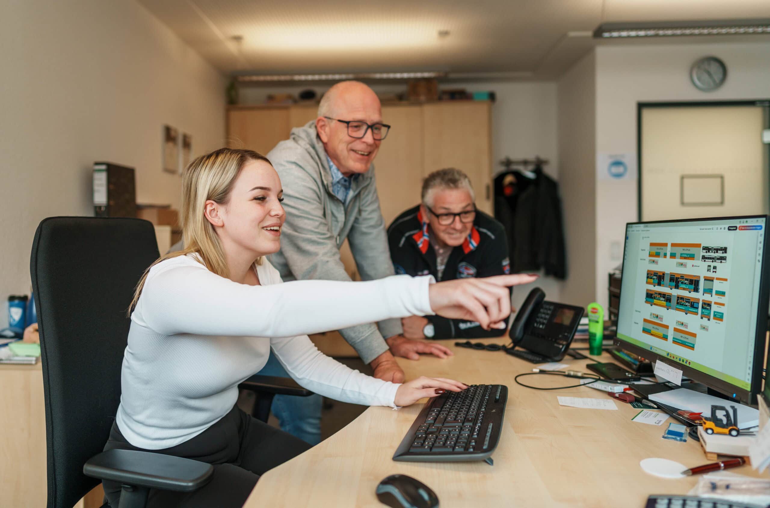 Lilly, Carsten und Stephan besprechen einen Auftrag