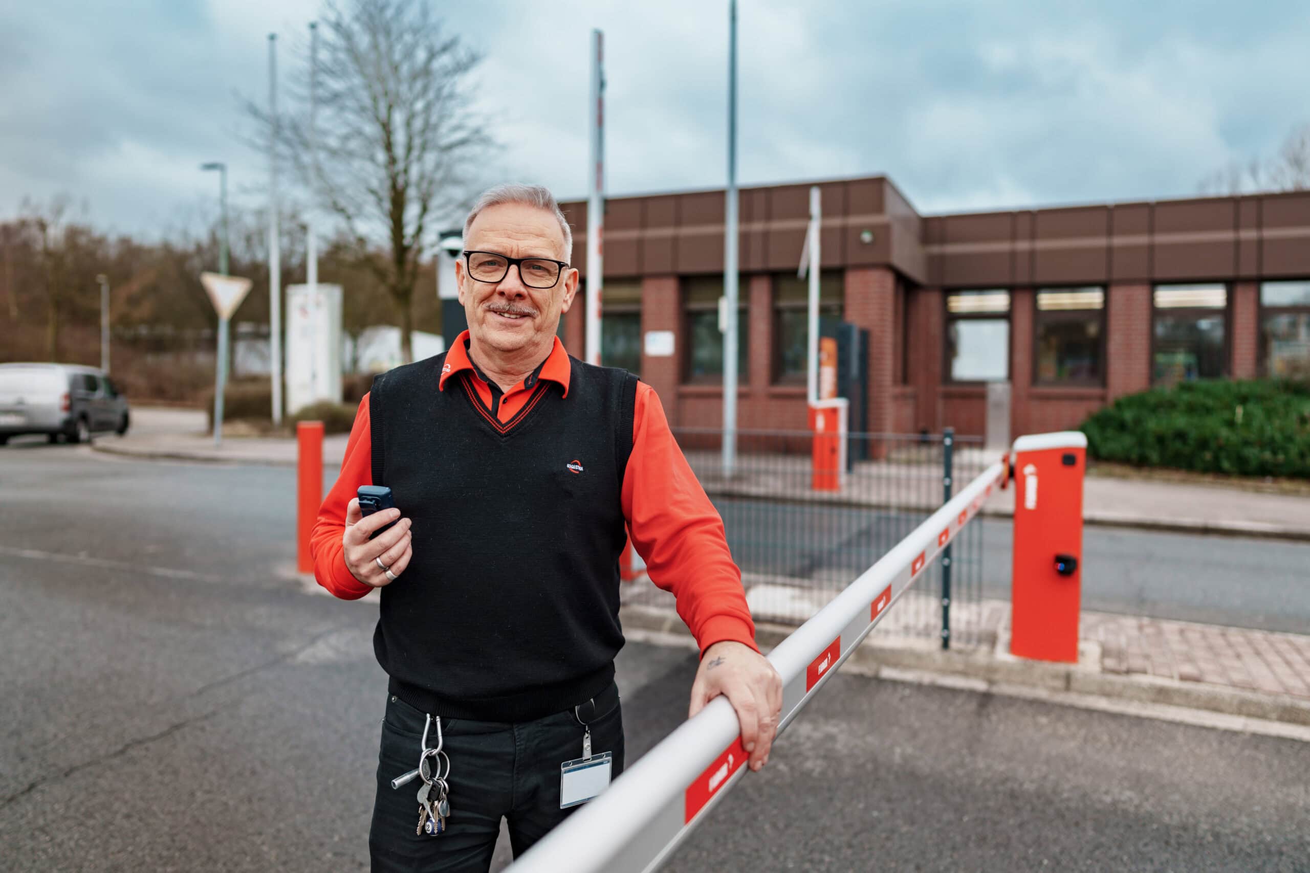 Unser Kollege Karl steht an der Schranke an unserer Einfahrt.