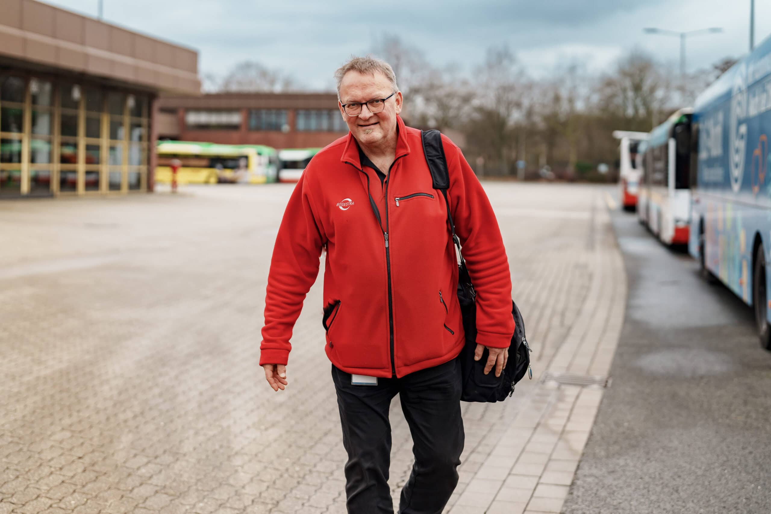 Unser Kollege Andreas läuft über den Betriebshof.