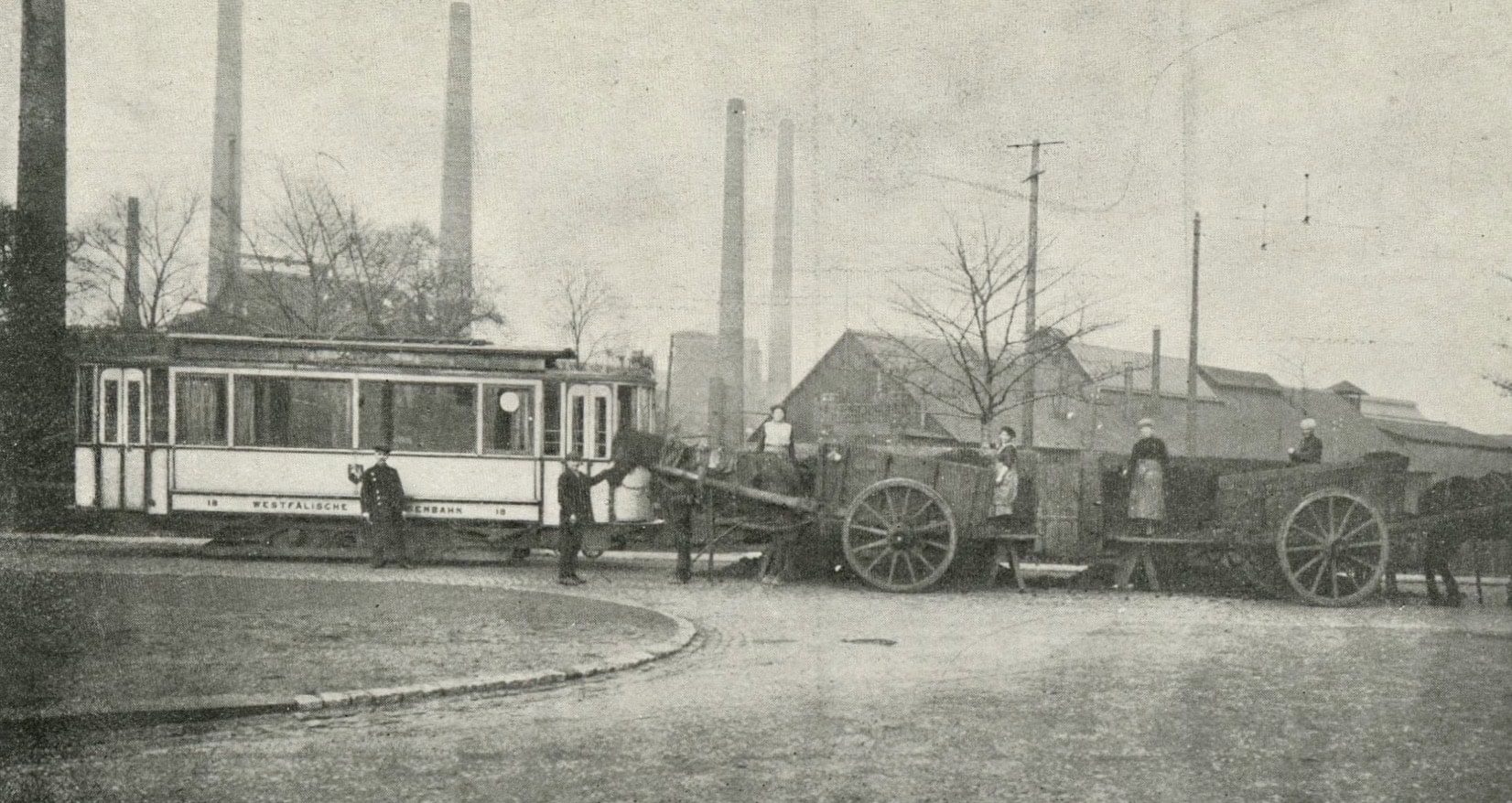 Historisches Bild mit Frauen auf einem Wagen hinter einer Straßenbahn.